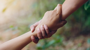 psychologist helpinng hand